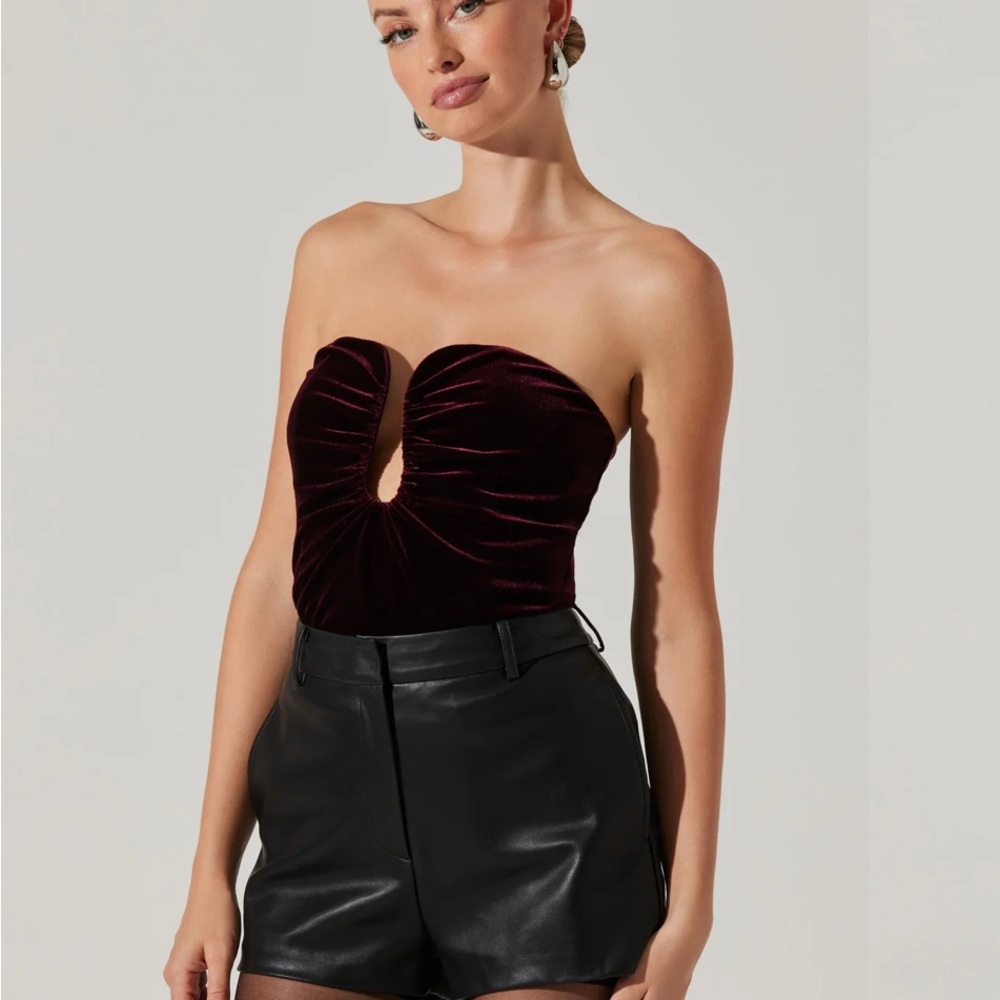 Burgundy velvet bustier
Never been worn